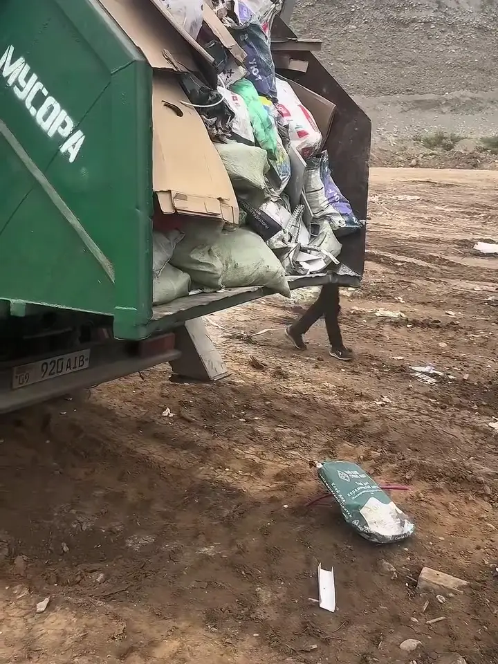 Выгрузка мусора на полигоне